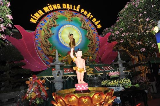 Chùm ảnh: Hàng nghìn Phật tử về chùa Thanh Hà tắm Phật
