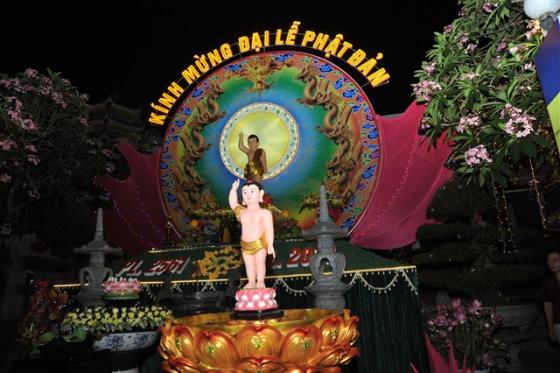 Chùm ảnh: Hàng nghìn Phật tử về chùa Thanh Hà tắm Phật