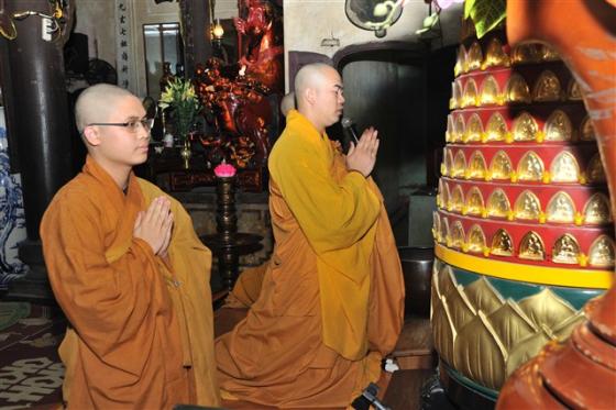 Chùm ảnh: Hàng nghìn Phật tử về chùa Thanh Hà tắm Phật