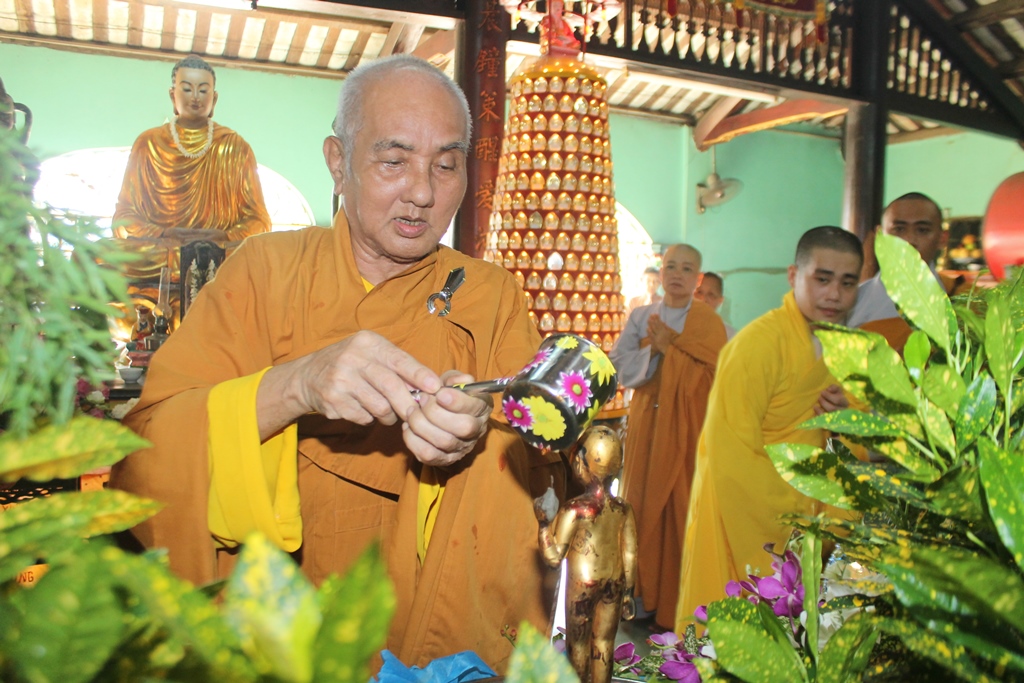 Sa Đéc: Chùa Phước Hưng diễn ra lễ Tắm Phật
