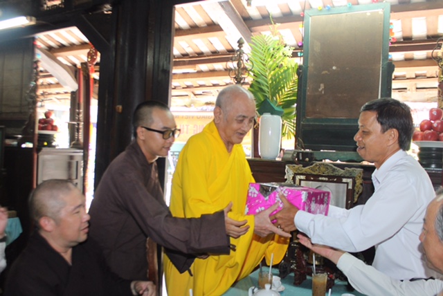 Đồng Tháp: Lãnh đạo Thành Phố Sa Đéc thăm viếng dịp Phật đản