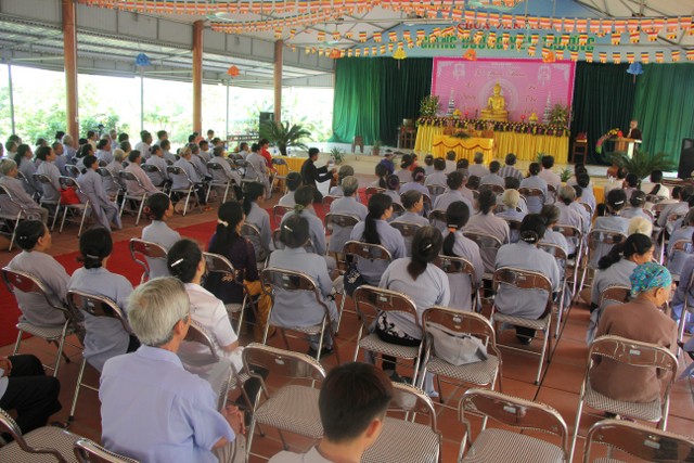 Thái Bình: Hai bạn trẻ làm lễ hằng thuận tại chùa Văn Môn