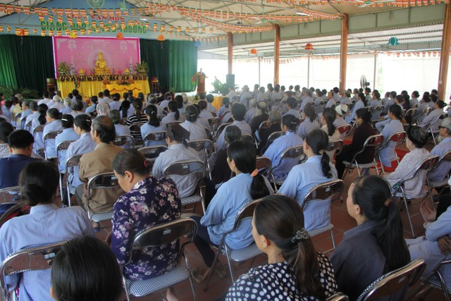Thái Bình: Hai bạn trẻ làm lễ hằng thuận tại chùa Văn Môn