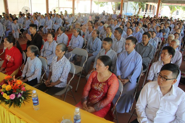 Thái Bình: Hai bạn trẻ làm lễ hằng thuận tại chùa Văn Môn
