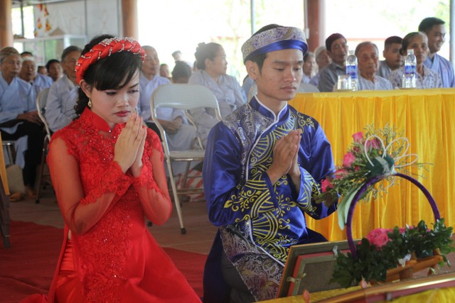Thái Bình: Hai bạn trẻ làm lễ hằng thuận tại chùa Văn Môn