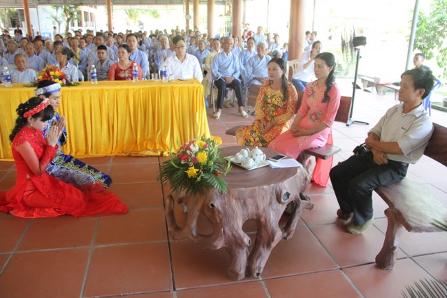 Thái Bình: Hai bạn trẻ làm lễ hằng thuận tại chùa Văn Môn