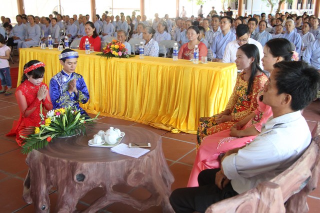 Thái Bình: Hai bạn trẻ làm lễ hằng thuận tại chùa Văn Môn