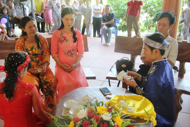 Thái Bình: Hai bạn trẻ làm lễ hằng thuận tại chùa Văn Môn