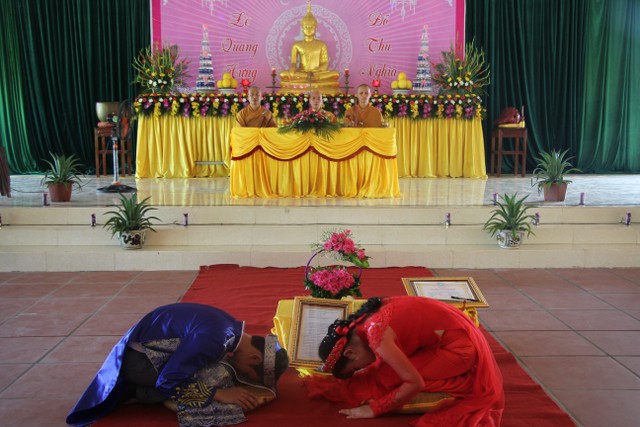 Thái Bình: Hai bạn trẻ làm lễ hằng thuận tại chùa Văn Môn