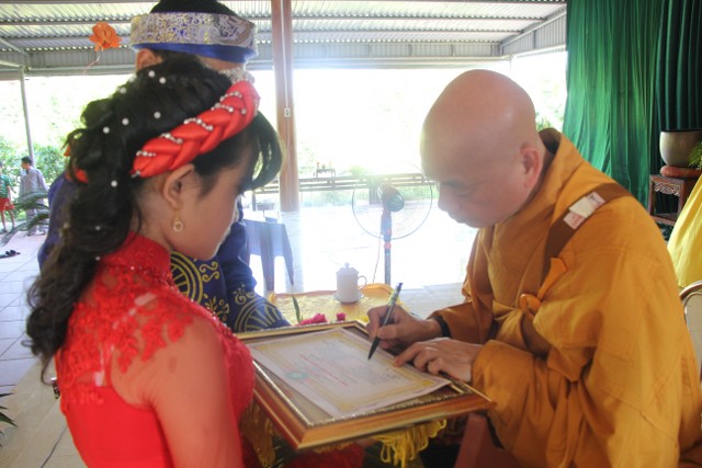 Thái Bình: Hai bạn trẻ làm lễ hằng thuận tại chùa Văn Môn