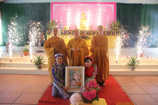 Thái Bình: Hai bạn trẻ làm lễ hằng thuận tại chùa Văn Môn
