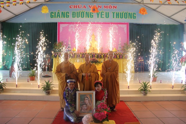 Thái Bình: Hai bạn trẻ làm lễ hằng thuận tại chùa Văn Môn