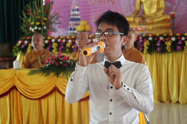 Thái Bình: Hai bạn trẻ làm lễ hằng thuận tại chùa Văn Môn
