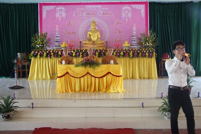 Thái Bình: Hai bạn trẻ làm lễ hằng thuận tại chùa Văn Môn