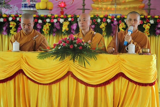 Thái Bình: Hai bạn trẻ làm lễ hằng thuận tại chùa Văn Môn
