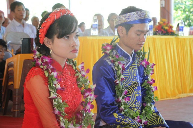 Thái Bình: Hai bạn trẻ làm lễ hằng thuận tại chùa Văn Môn