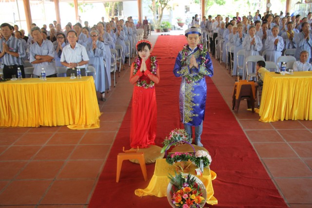 Thái Bình: Hai bạn trẻ làm lễ hằng thuận tại chùa Văn Môn