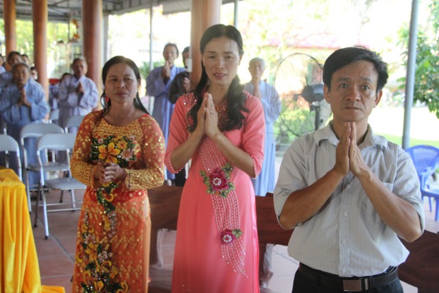 Thái Bình: Hai bạn trẻ làm lễ hằng thuận tại chùa Văn Môn