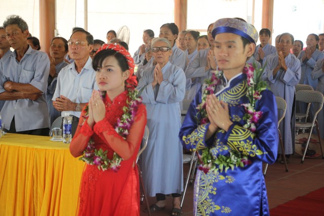 Thái Bình: Hai bạn trẻ làm lễ hằng thuận tại chùa Văn Môn
