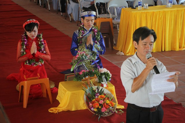 Thái Bình: Hai bạn trẻ làm lễ hằng thuận tại chùa Văn Môn