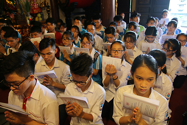 Chùa Tăng Phúc tổ chức lễ cầu nguyện và tư vấn mùa thi năm 2017
