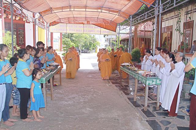 CLB Tấm Lòng Vàng  An Khê - Cúng Dường Trường hạ Ni giới GĐIII Hệ Phái Khất Sĩ