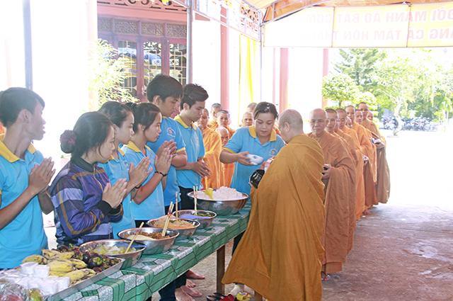 CLB Tấm Lòng Vàng  An Khê - Cúng Dường Trường hạ Ni giới GĐIII Hệ Phái Khất Sĩ