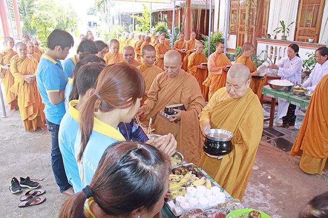 CLB Tấm Lòng Vàng  An Khê - Cúng Dường Trường hạ Ni giới GĐIII Hệ Phái Khất Sĩ