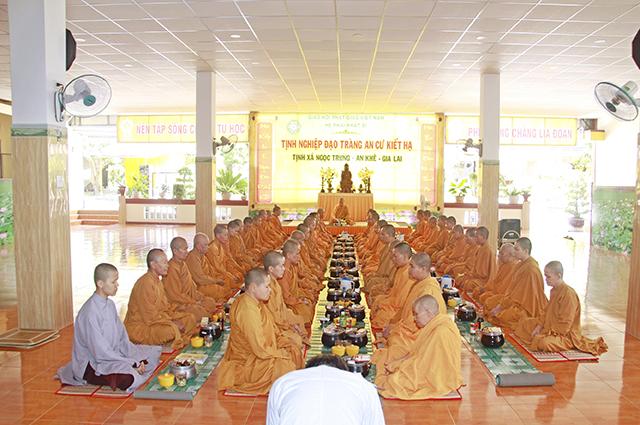 CLB Tấm Lòng Vàng  An Khê - Cúng Dường Trường hạ Ni giới GĐIII Hệ Phái Khất Sĩ