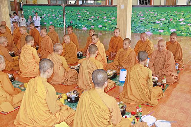 CLB Tấm Lòng Vàng  An Khê - Cúng Dường Trường hạ Ni giới GĐIII Hệ Phái Khất Sĩ