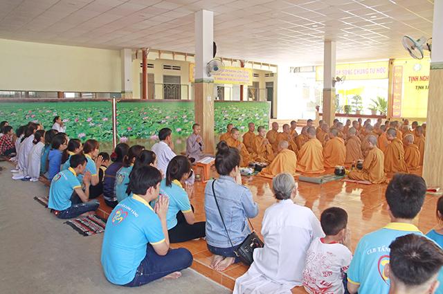 CLB Tấm Lòng Vàng  An Khê - Cúng Dường Trường hạ Ni giới GĐIII Hệ Phái Khất Sĩ