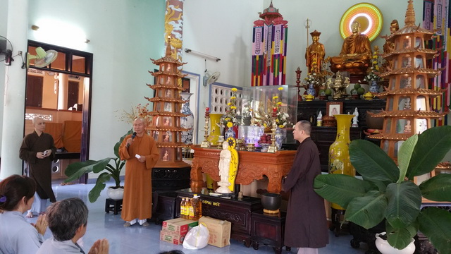 Phật tử chùa Huệ Nghiêm tặng quà từ thiện tại thị xã Ninh Hòa