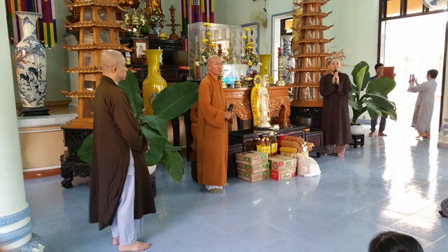 Phật tử chùa Huệ Nghiêm tặng quà từ thiện tại thị xã Ninh Hòa