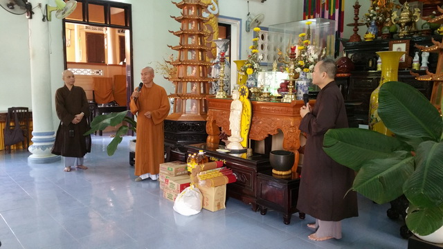 Phật tử chùa Huệ Nghiêm tặng quà từ thiện tại thị xã Ninh Hòa
