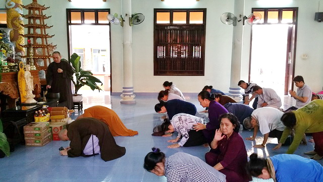 Phật tử chùa Huệ Nghiêm tặng quà từ thiện tại thị xã Ninh Hòa