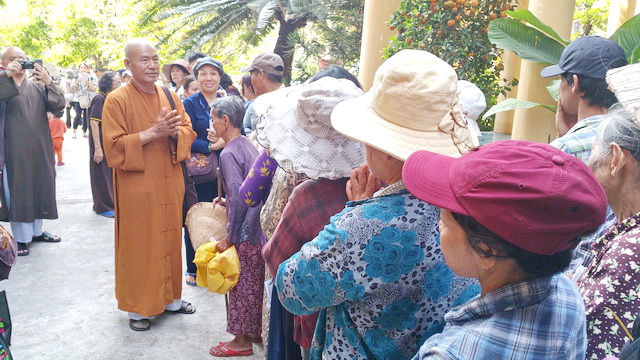 Phật tử chùa Huệ Nghiêm tặng quà từ thiện tại thị xã Ninh Hòa