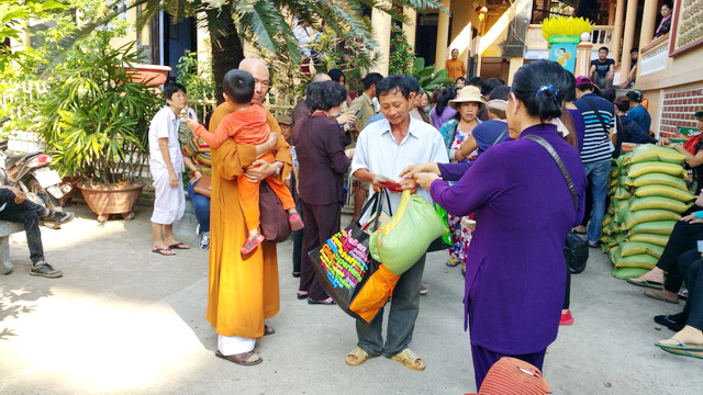 Phật tử chùa Huệ Nghiêm tặng quà từ thiện tại thị xã Ninh Hòa