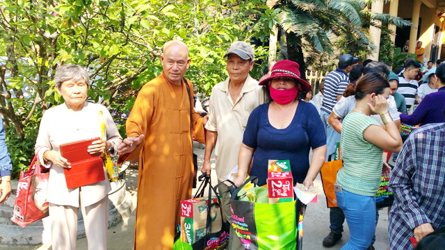 Phật tử chùa Huệ Nghiêm tặng quà từ thiện tại thị xã Ninh Hòa