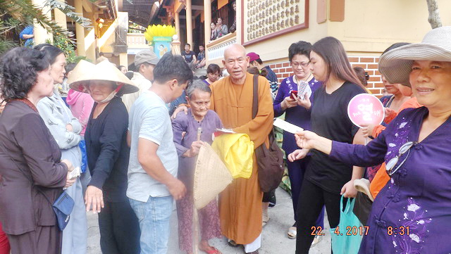 Phật tử chùa Huệ Nghiêm tặng quà từ thiện tại thị xã Ninh Hòa
