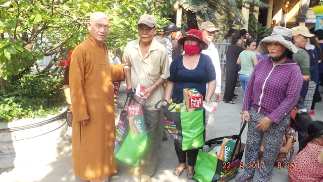 Phật tử chùa Huệ Nghiêm tặng quà từ thiện tại thị xã Ninh Hòa