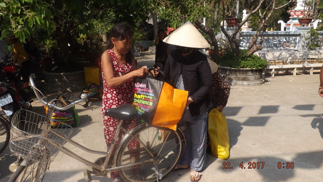 Phật tử chùa Huệ Nghiêm tặng quà từ thiện tại thị xã Ninh Hòa