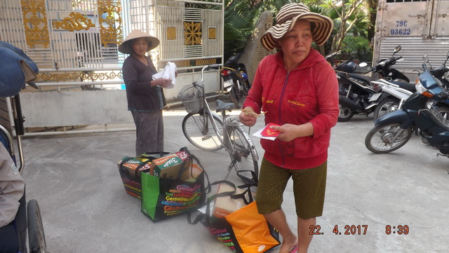 Phật tử chùa Huệ Nghiêm tặng quà từ thiện tại thị xã Ninh Hòa