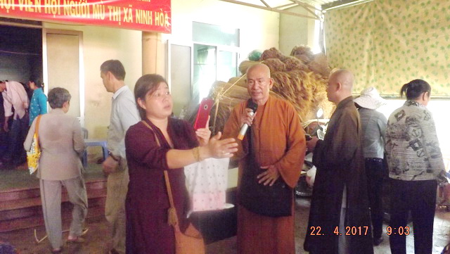 Phật tử chùa Huệ Nghiêm tặng quà từ thiện tại thị xã Ninh Hòa