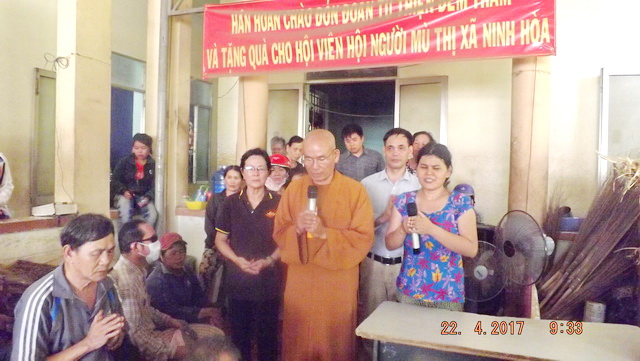 Phật tử chùa Huệ Nghiêm tặng quà từ thiện tại thị xã Ninh Hòa