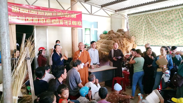 Phật tử chùa Huệ Nghiêm tặng quà từ thiện tại thị xã Ninh Hòa