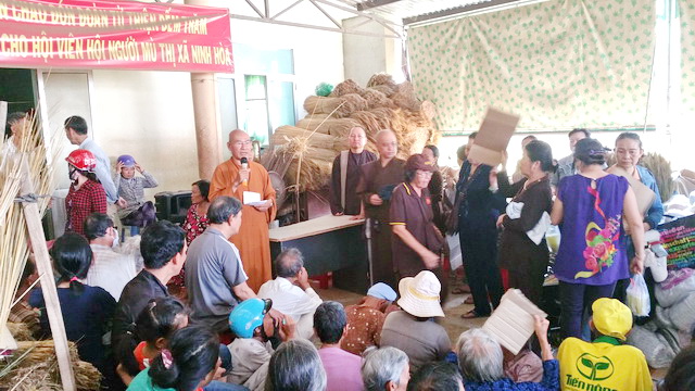 Phật tử chùa Huệ Nghiêm tặng quà từ thiện tại thị xã Ninh Hòa