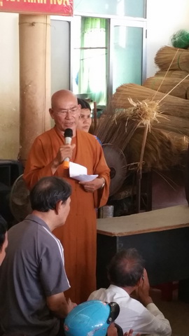 Phật tử chùa Huệ Nghiêm tặng quà từ thiện tại thị xã Ninh Hòa