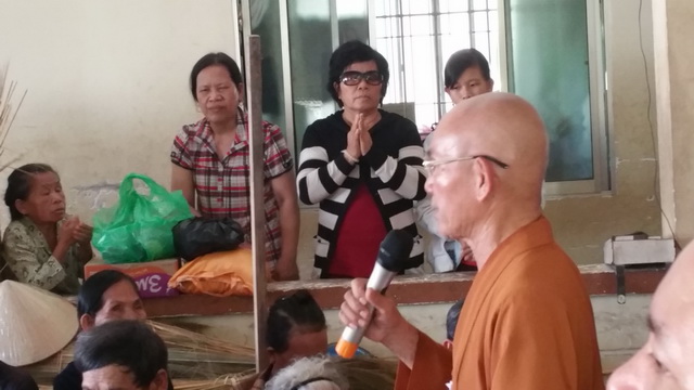 Phật tử chùa Huệ Nghiêm tặng quà từ thiện tại thị xã Ninh Hòa