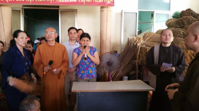 Phật tử chùa Huệ Nghiêm tặng quà từ thiện tại thị xã Ninh Hòa