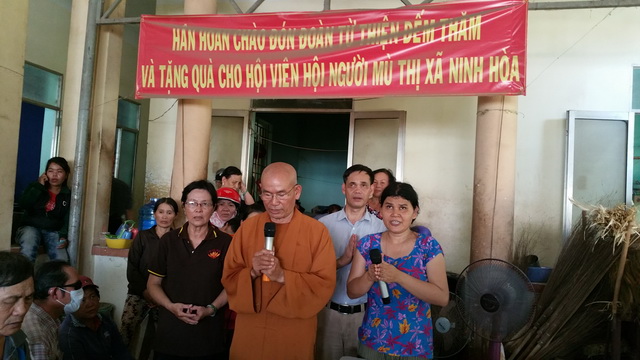Phật tử chùa Huệ Nghiêm tặng quà từ thiện tại thị xã Ninh Hòa